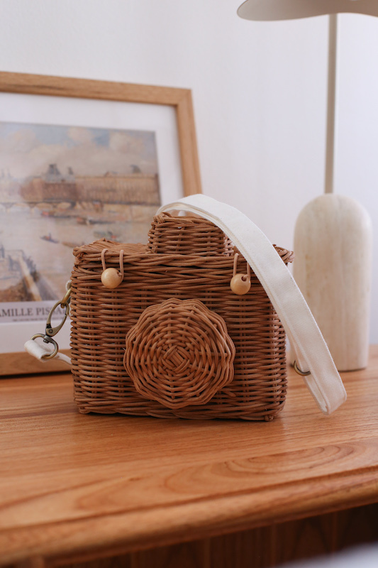 appareil-photo-en-rotin