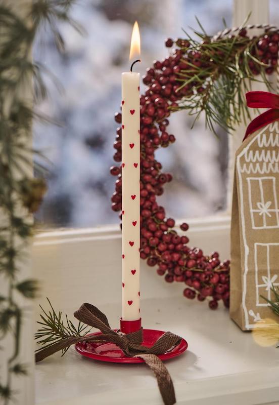 bougie-avec-coeurs-rouges