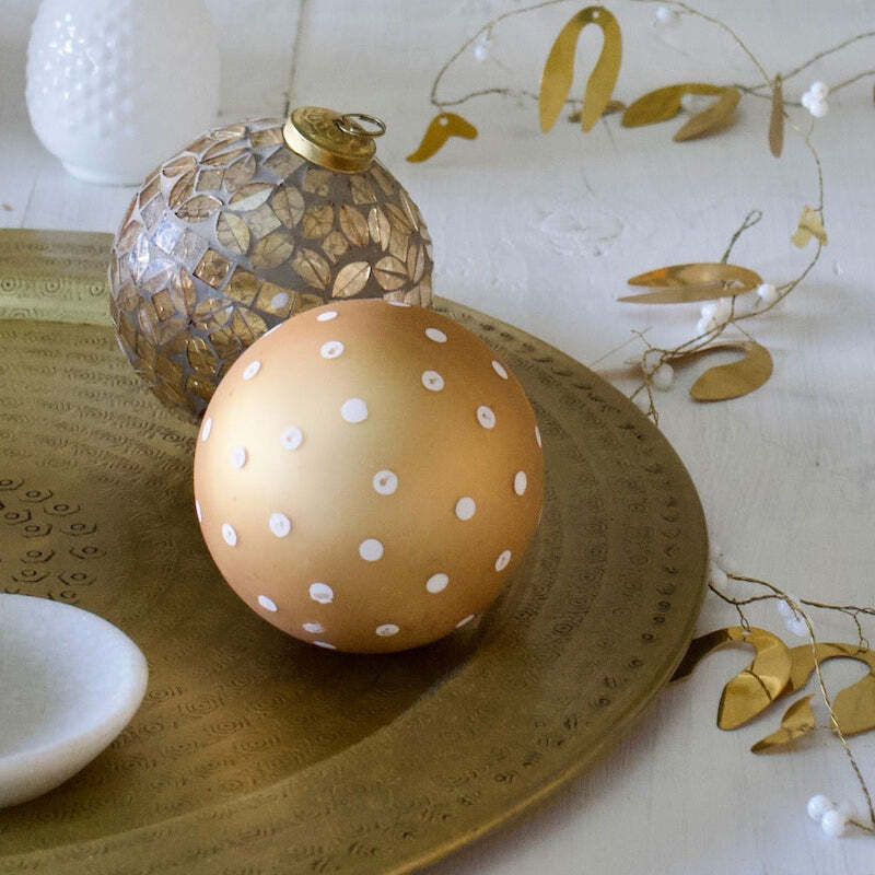 boule-de-noel-jaune-pois-dore