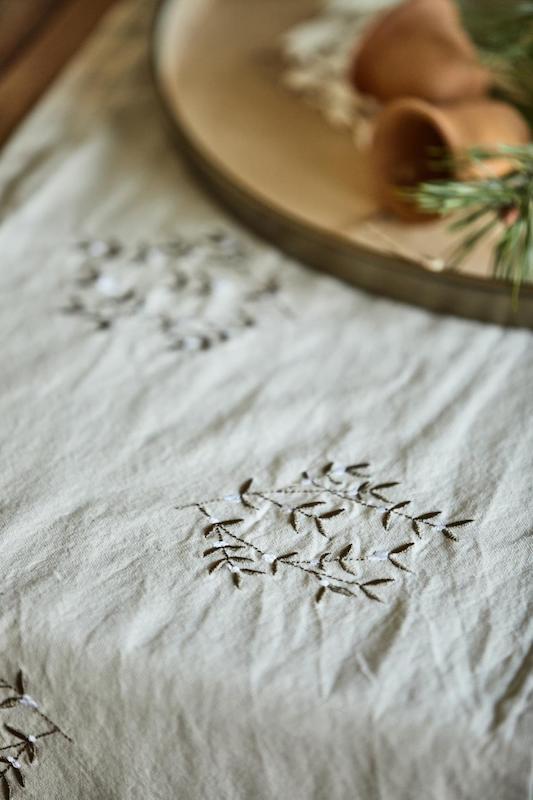 chemin-de-table-branche-de-gui-noel