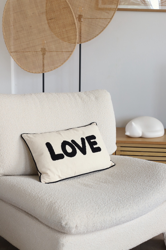 coussin-love-beige-bouclette