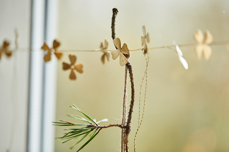 guirlande-fleurs-metal-doree