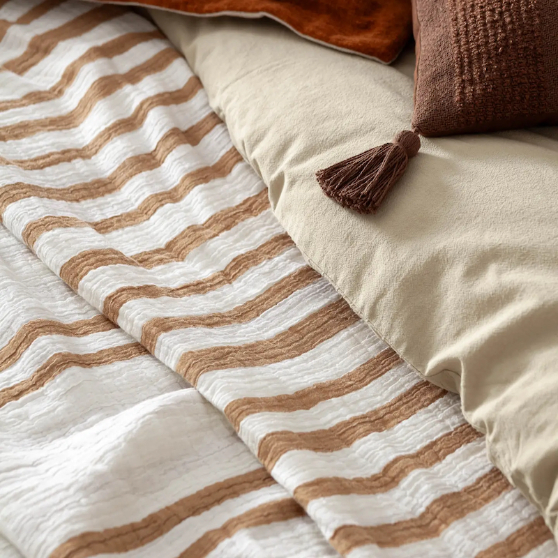 jete-de-lit-blanc-et-camel