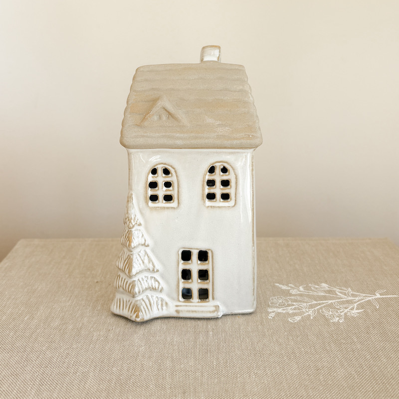 maison-ceramique-de-noel-avec-sapin