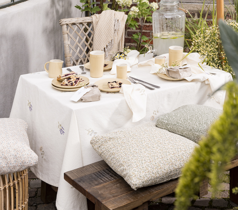 nappe-brode-fleurs-en-coton