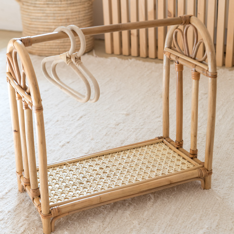 Portant Colette pour v tements de poup e en rotin Le Joli Shop