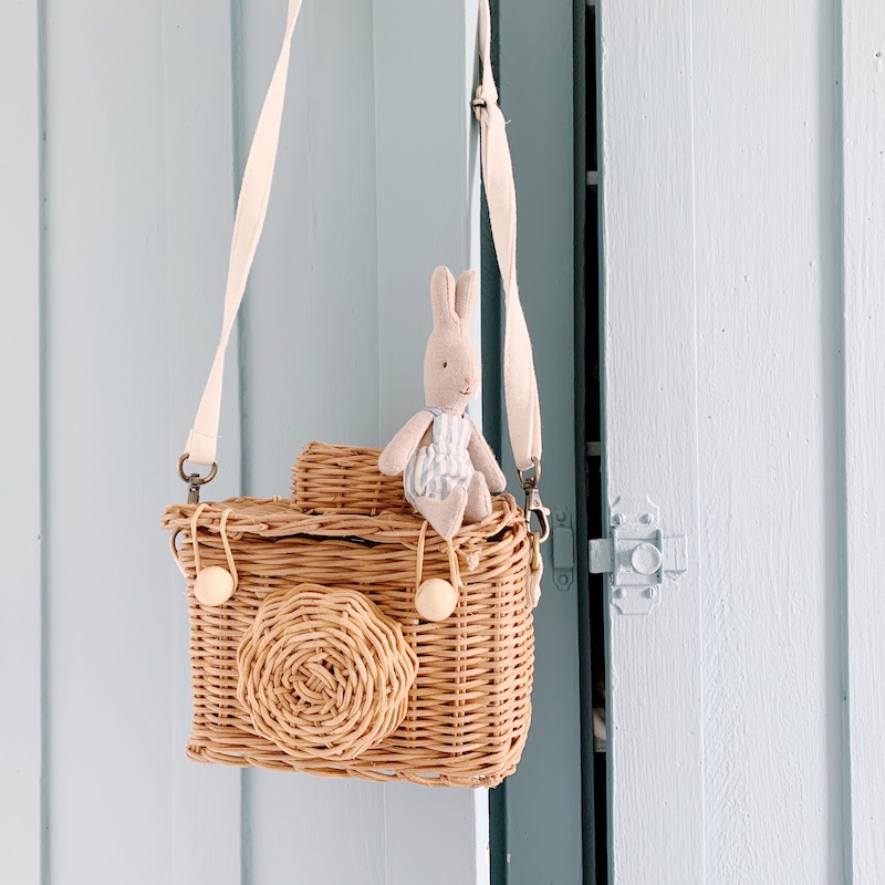 sac-bandouliere-appareil-photo-en-rotin-lapin-maileg