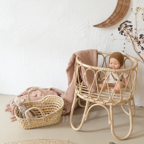 Lit de poupée Paola Reina en rotin vintage FERM LIVING et parure gaze coton  LITTLE HOME