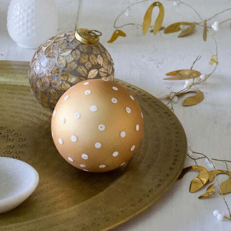 boule-de-noel-jaune-pois-dore