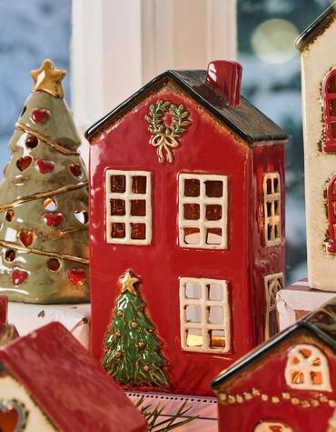 maison-rouge-sapin-couronne-noel